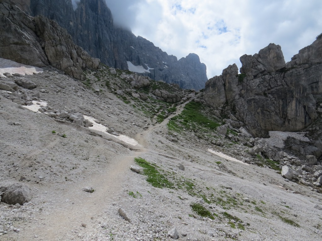 uner Weg führt weiterhin alles der Civetta Westwand entlang Richtung Rifugio Tissi