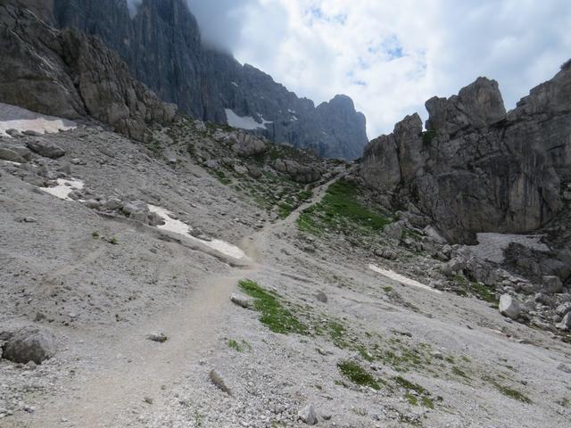 uner Weg führt weiterhin alles der Civetta Westwand entlang Richtung Rifugio Tissi