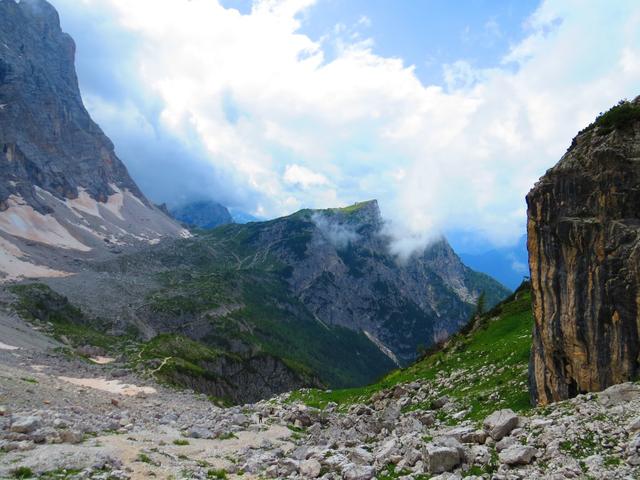 weit vorne kurz unterhalb vom Cima di Col Rean sieht man schon den Rifugio Tissi