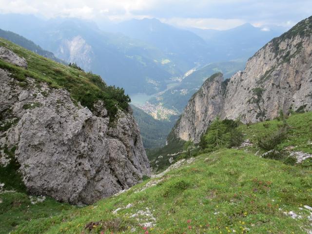 immer wieder fällt der Blick in die Tiefe nach Alleghe