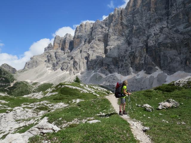 Mäusi blickt auf diese gewaltige Wand aus Dolomit