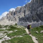 Mäusi blickt auf diese gewaltige Wand aus Dolomit