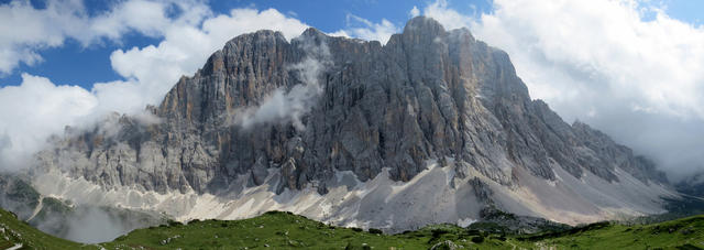 sehr schönes Breitbildfoto von der Civetta Westwand vom Rifugio aus gesehen