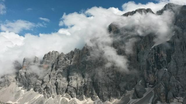 einfach schön wie die Wolken über den Grat der Civetta hinüberziehen