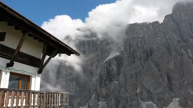 nach 11 km, 3 Std, 680m aufwärts und 350m abwärts, erreichen wir den Rifugio Tissi