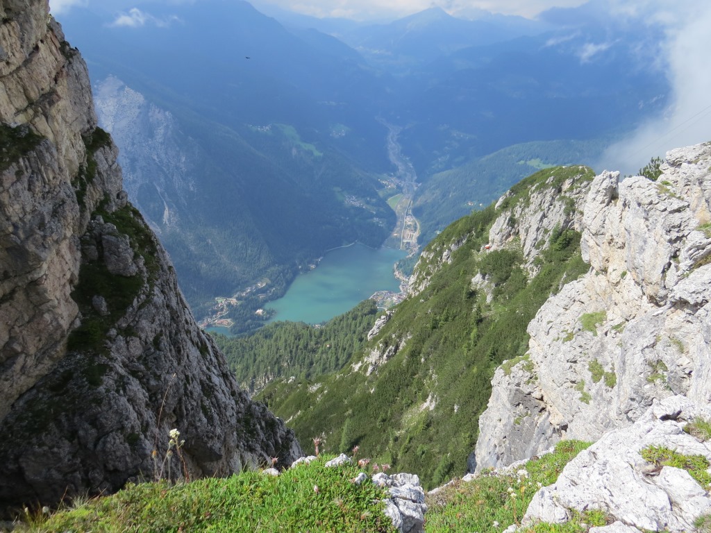 Tiefblick mit Schwindelgefühl von der Cima di Col Rean hinunter nach Alleghe