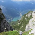 Tiefblick mit Schwindelgefühl von der Cima di Col Rean hinunter nach Alleghe