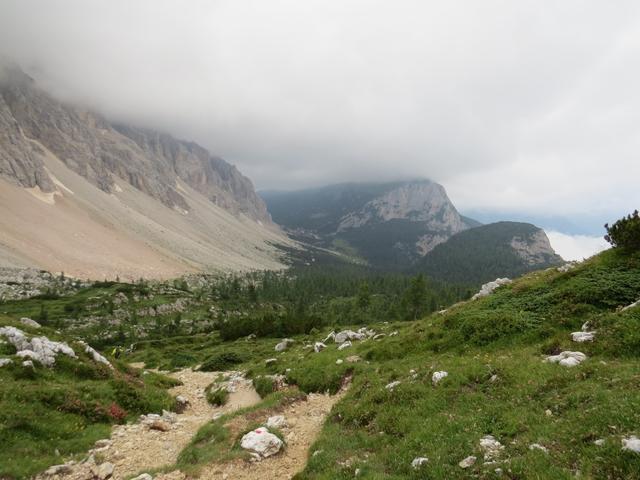 dunkle Wolken verdecken den Himmel als wir am Morgen den Rifugio Tissi verlassen