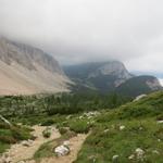 dunkle Wolken verdecken den Himmel als wir am Morgen den Rifugio Tissi verlassen