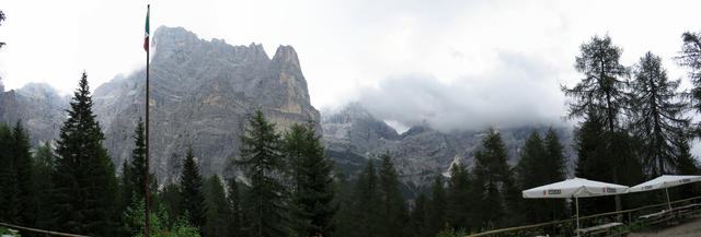 Breitbildfoto vom Rifugio Vazzoler aus gesehen mit Blick auf die Moiazza