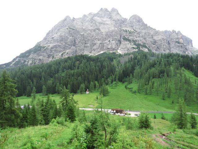 wir haben den Passo Duran 1605 m.ü.M. erreicht. Im Hintergrund die Cima San Sebastiano und Tamer