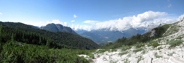 schönes Breitdbildfoto mit Col Menadar und das Agordo Tal