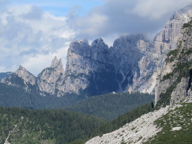 Blick zurück zum Rifugio Brutto Carestiato mit der Moiazza Gruppe