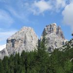 überall schauen Bergspitzen hervor