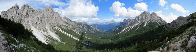 links die Tamer Gruppe mit dem Moschesin, rechts die Pramper Gruppe und in der mitte das Tal Forno di Zoldo