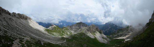 schönes Breitbildfoto von der Forcella de Zita Sud ins Tal Van de Zita de Fora. Rechts die Schiara Gruppe