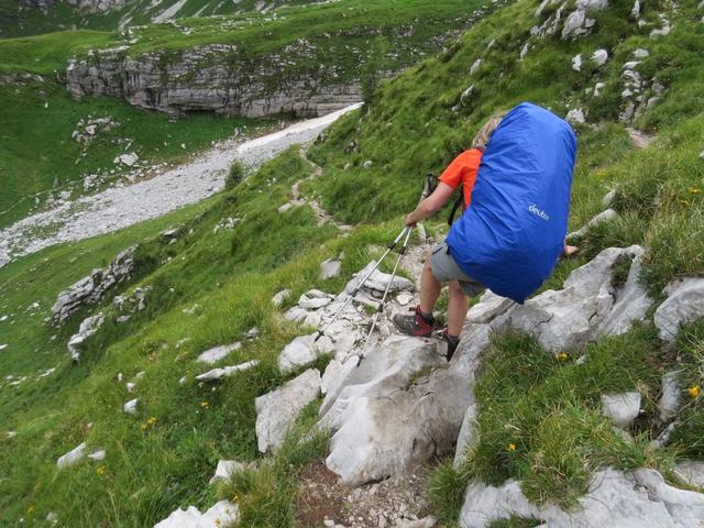 steil geht es nun runter. Die Hände müssen aus der Hosentasche genommen werden