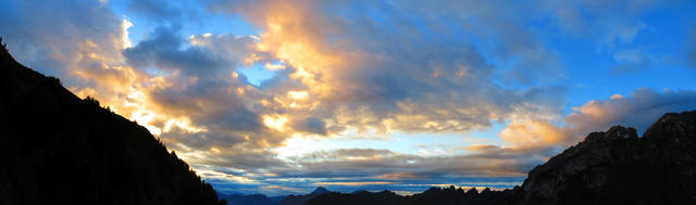 schönes Breitbildfoto. Sonnenaufgang beim Rifugio Pian de Fontana