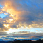 schönes Breitbildfoto. Sonnenaufgang beim Rifugio Pian de Fontana