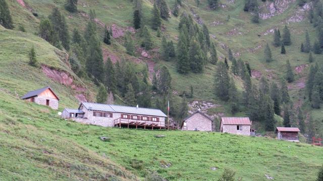 wir haben den Rifugio Pian de Fontana verlassen und werfen einen letzten Blick zuürck