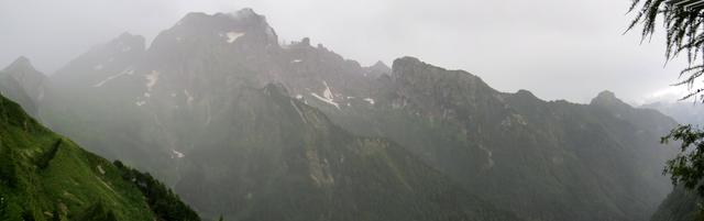 Breitbildfoto der Schiara. Leider spielt das Wetter nicht mit. Die Schiara die letzte Felsbastion vor der Adria