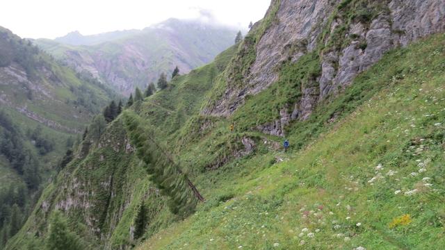 Blick zurück zum ausgesetzem Weg. Ein Fehltritt wäre hier fatal, rund 500 m stürzt der Blick ins Valle Scalon