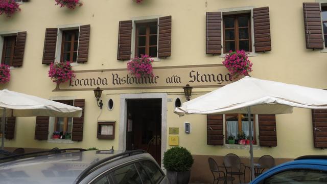 besser ist links abzubiegen und bis nach La Stanga zu laufen. Hier befindet sich ein sehr gutes Restaurant (mit Bushaltestelle)