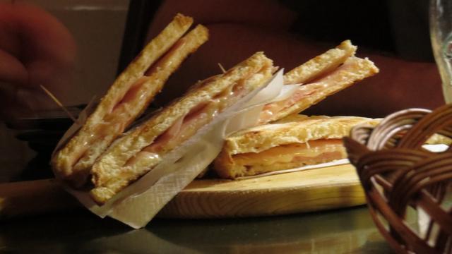 Eberhard und Benny haben sich einen Toast bestellt