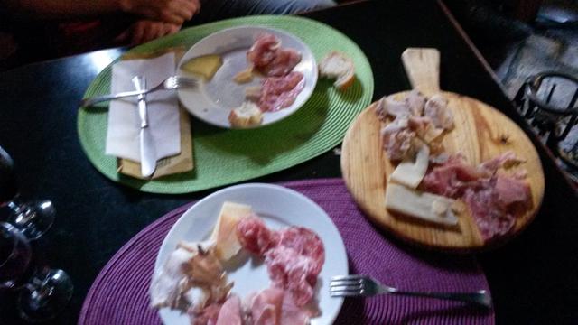 Mäusi und Franco haben sich eine Käse/Fleischplatte bestellt