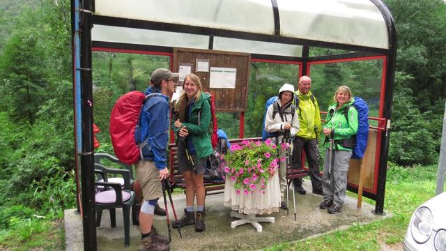 zufrieden und mit vollen Bäuchen warten wir auf den Bus der uns nach Belluno fahren wird