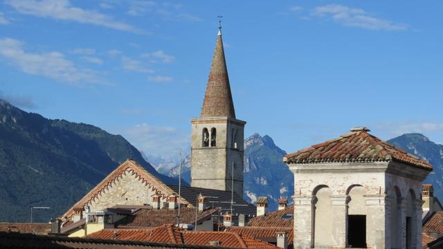 die schöne Aussicht auf die Hausdächer von Belluno und die Berge