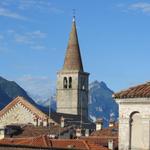 die schöne Aussicht auf die Hausdächer von Belluno und die Berge