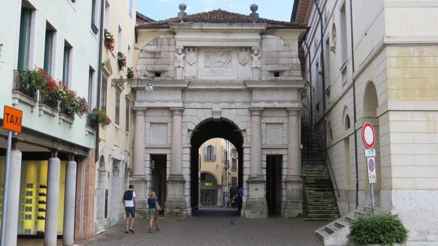 das historische Stadttor Porta Dojona