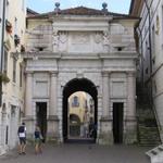 das historische Stadttor Porta Dojona