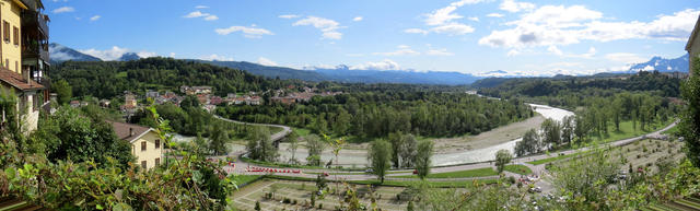 Breitbildfoto von Belluno. Belluno erhebt sich auf einem Felsplateu oberhalb des Zusammenflusses von Piave und Ardo