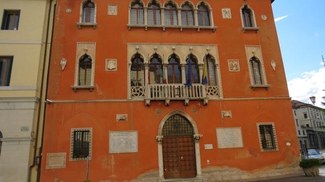 bei der Piazza del Duomo kann man sehr schöne Fassaden betrachten