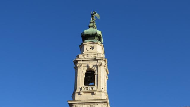 der 69 m hohe Glockenturm der Basilica Minore di S. Martino. Er gilt als einer der gelungensten Uhrentürmen Italiens