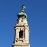 der 69 m hohe Glockenturm der Basilica Minore di S. Martino. Er gilt als einer der gelungensten Uhrentürmen Italiens