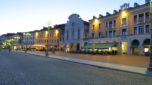 es ist dunkel geworden in Belluno. Wieder geht ein ereignisvoller Tag zu Ende