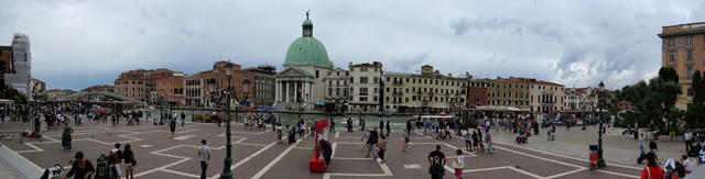 Breitbildfoto vor dem Bahnhof Venezia S.Lucia mit Blick auf den Canal Grande und die Kirche San Simeone Piccolo