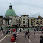 Breitbildfoto vor dem Bahnhof Venezia S.Lucia mit Blick auf den Canal Grande und die Kirche San Simeone Piccolo