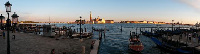 Breitbildfoto von der Piazza San Marco aus gesehen auf den Canale Grande und die Insel San Giorgio Maggiore