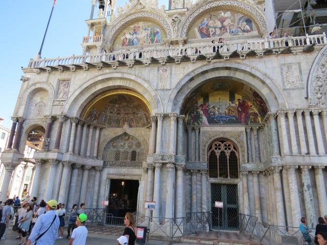 die Basilica San Marco 828 erbaut. Es ist die erste dem heiligen Markus geweihte Kirche
