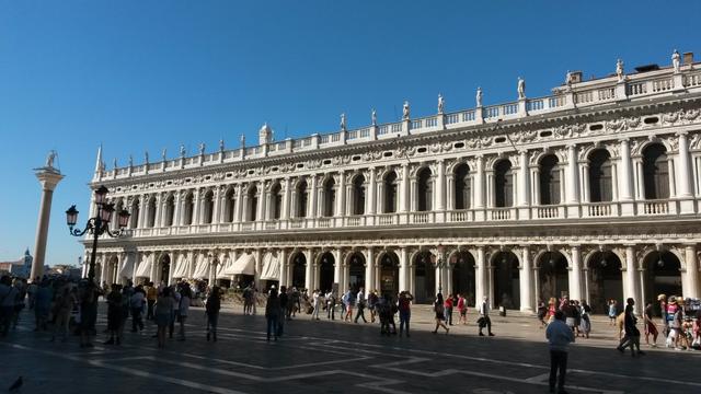 der vom übrigen Platz abgesetzte Teil zwischen Dogenpalast, Biblioteca Marciana und Lagune wird Piazzetta San Marco genannt