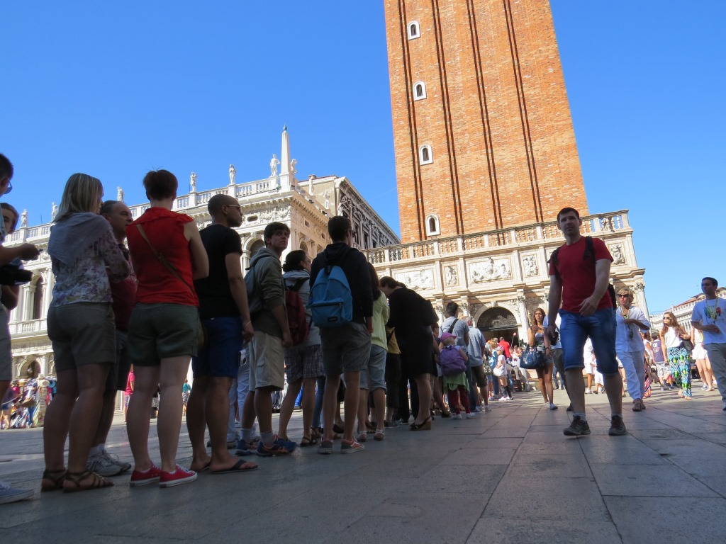 Touristen die vor der Loggetta am Fuss des Campanile darauf warten den Turm zu besteigen