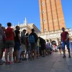 Touristen die vor der Loggetta am Fuss des Campanile darauf warten den Turm zu besteigen