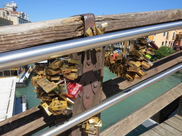 so eine Brücke (Ponte Accademia) mit Schlösser haben wir auch in Zürich