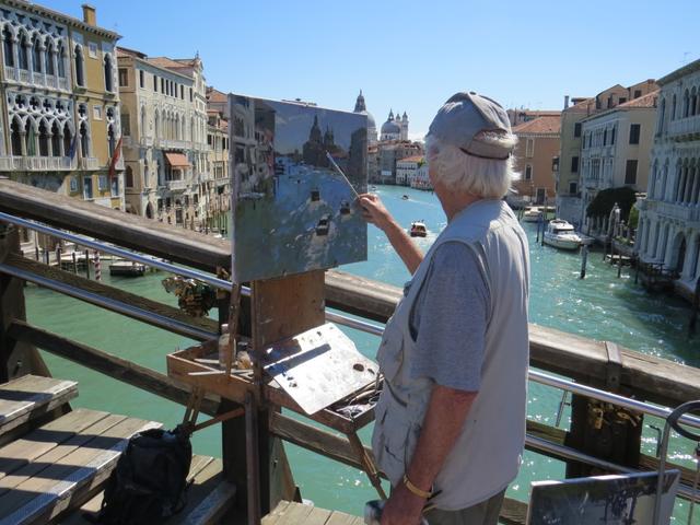 ein Maler blickt vom Ponte del Accademia auf den Canale Grande