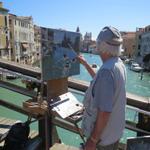 ein Maler blickt vom Ponte del Accademia auf den Canale Grande