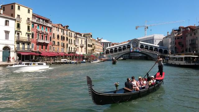 Fahrt auf dem Canale Grande mit Blick auf die Rialto Brücke